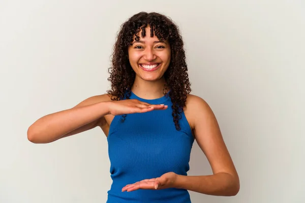 Jong Gemengd Ras Vrouw Geïsoleerd Witte Achtergrond Houden Iets Met — Stockfoto