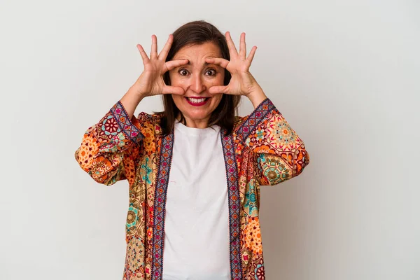 Donna Caucasica Mezza Età Isolata Sfondo Bianco Tenendo Gli Occhi — Foto Stock