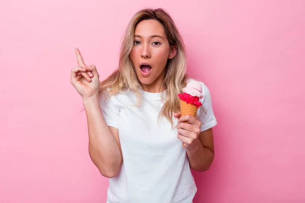 Mujer Australiana Joven Sosteniendo Helado Aislado Sobre Fondo Rosa Que — Foto de Stock