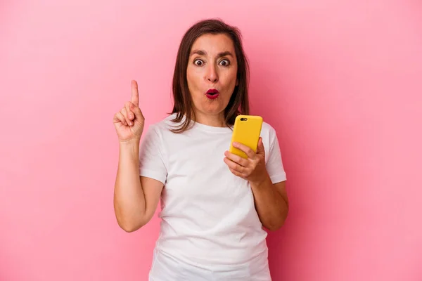 Mujer Caucásica Mediana Edad Sosteniendo Teléfono Móvil Aislado Sobre Fondo — Foto de Stock