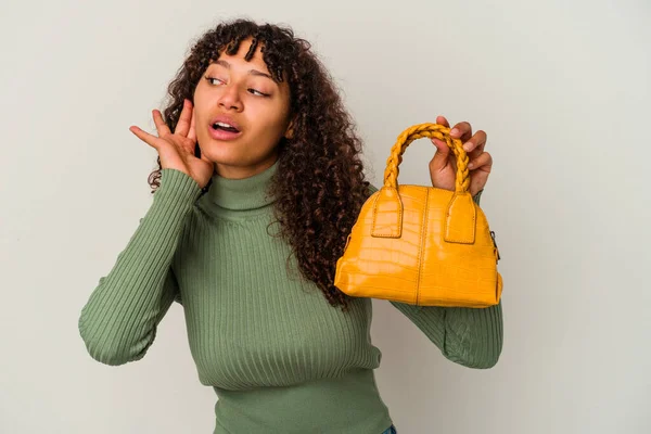 Jovem Mulher Raça Mista Segurando Uma Bolsa Isolada Fundo Branco — Fotografia de Stock