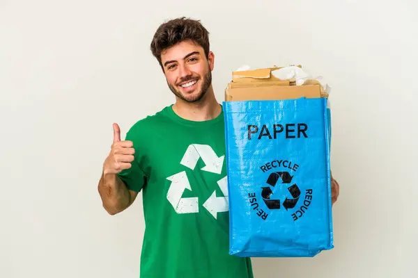 Jonge Blanke Man Recycling Karton Geïsoleerd Witte Achtergrond Glimlachen Heffen — Stockfoto