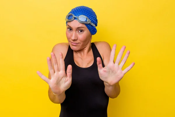 澳大利亚年轻的游泳女子 因黄种原因被隔离 拒绝别人表现出厌恶的姿态 — 图库照片