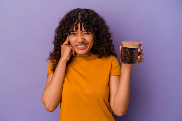 Jovem Mista Segurando Uma Garrafa Grãos Café Isolado Fundo Roxo — Fotografia de Stock