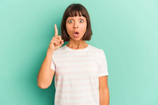 Jeune Femme Métisse Isolée Sur Bleu Pointant Envers Avec Bouche — Photo