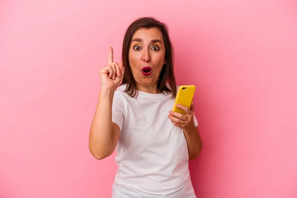 Biała Kobieta Średnim Wieku Trzyma Telefon Komórkowy Odizolowany Różowym Tle — Zdjęcie stockowe