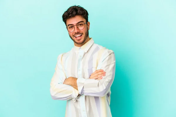 Kafkasyalı Genç Adam Mavi Arka Planda Izole Edilmiş Gülüyor Eğleniyor — Stok fotoğraf