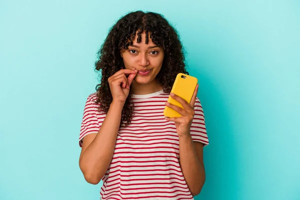 Joven Mujer Raza Mixta Sosteniendo Teléfono Móvil Aislado Sobre Fondo —  Fotos de Stock