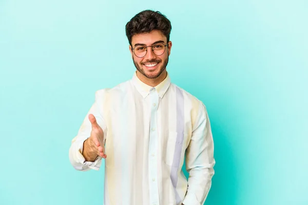 Giovane Uomo Caucasico Isolato Sfondo Blu Mano Tesa Macchina Fotografica — Foto Stock