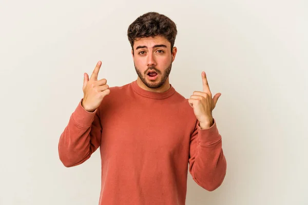 Young Caucasian Man Isolated White Background Pointing Upside Opened Mouth — Stock Photo, Image