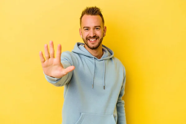 Jovem Tatuado Caucasiano Homem Isolado Fundo Amarelo Sorrindo Alegre Mostrando — Fotografia de Stock