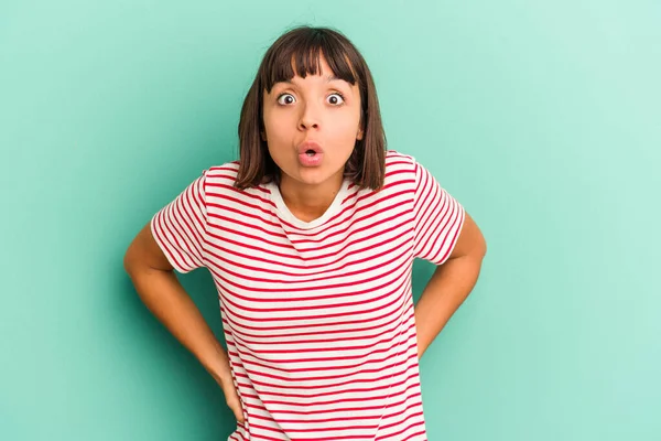 Jeune Femme Métisse Isolée Sur Bleu Étant Choquée Cause Quelque — Photo