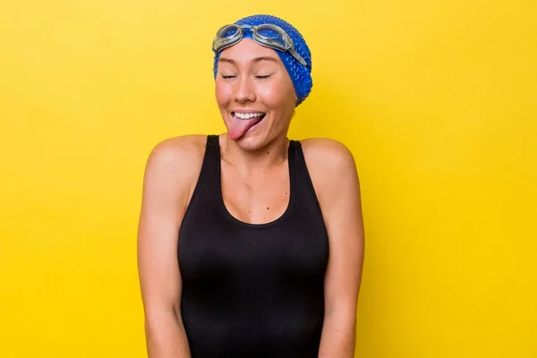 年轻的澳大利亚游泳女子 因黄种人的背景而被隔离 滑稽而友善地伸出舌头 — 图库照片