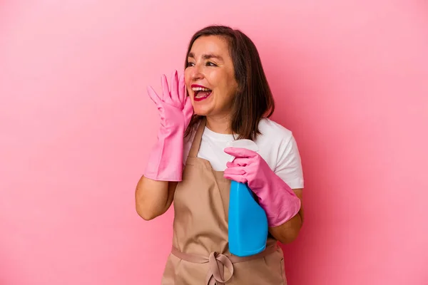 Mulher Caucasiana Meia Idade Limpeza Casa Isolada Fundo Rosa Gritando — Fotografia de Stock