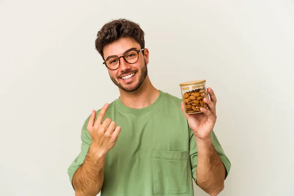 Jeune Homme Caucasien Tenant Bocal Amandes Isolé Sur Fond Blanc — Photo