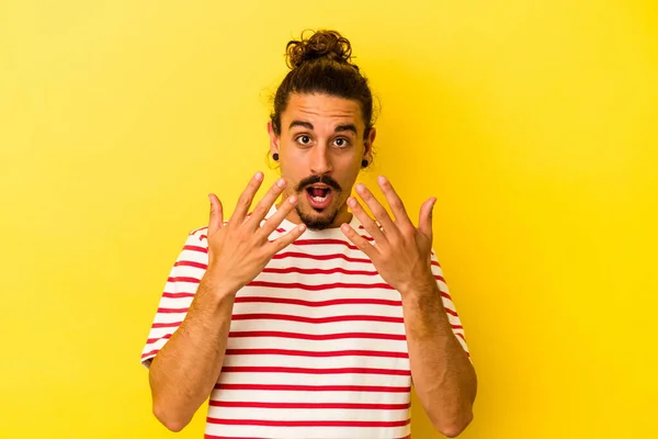 Junger Kaukasischer Mann Mit Langen Haaren Auf Gelbem Hintergrund Der — Stockfoto