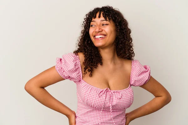 Jong Gemengd Ras Vrouw Geïsoleerd Witte Achtergrond Ontspannen Gelukkig Lachen — Stockfoto