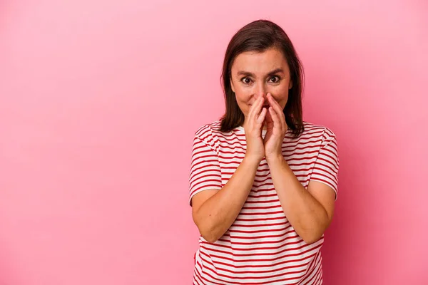 Mujer Caucásica Mediana Edad Aislada Sobre Fondo Rosa Que Inventa — Foto de Stock