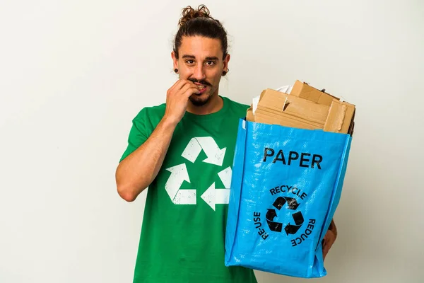 Jonge Blanke Man Met Lang Haar Recycling Karton Geïsoleerd Witte — Stockfoto