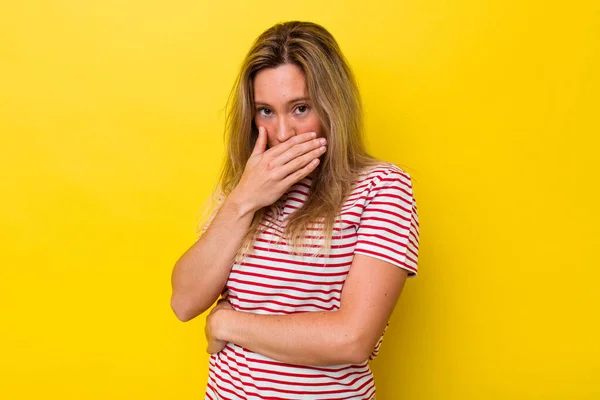 Młody Australijski Kobieta Odizolowany Pokrycie Usta Ręce Patrząc Zaniepokojony — Zdjęcie stockowe