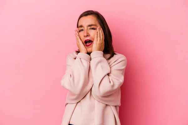 Mujer Caucásica Mediana Edad Aislada Sobre Fondo Rosa Lloriqueando Llorando —  Fotos de Stock