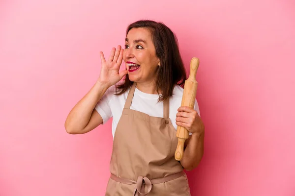 Meia Idade Pastelaria Chef Mulher Isolado Fundo Rosa Gritando Segurando — Fotografia de Stock