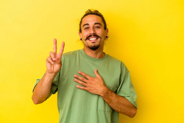 Joven Hombre Caucásico Con Pelo Largo Aislado Sobre Fondo Amarillo — Foto de Stock