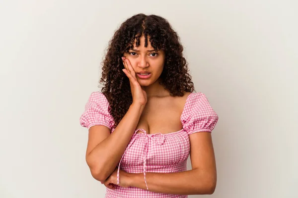 Jonge Gemengde Ras Vrouw Geïsoleerd Witte Achtergrond Blaast Wangen Heeft — Stockfoto