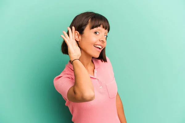 Joven Mujer Raza Mixta Aislada Azul Tratando Escuchar Chisme —  Fotos de Stock