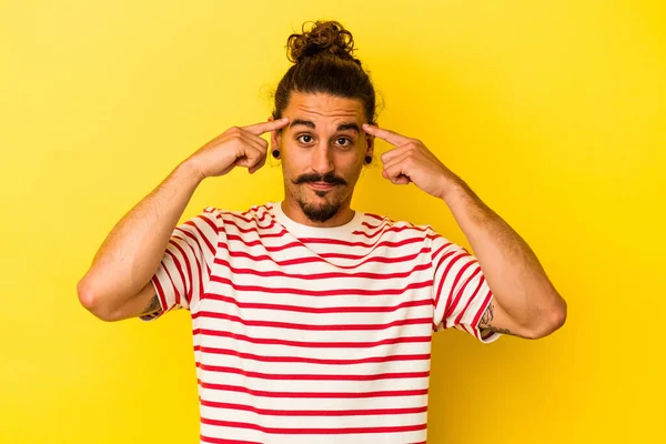 Junge Kaukasische Mann Mit Langen Haaren Isoliert Auf Gelbem Hintergrund — Stockfoto