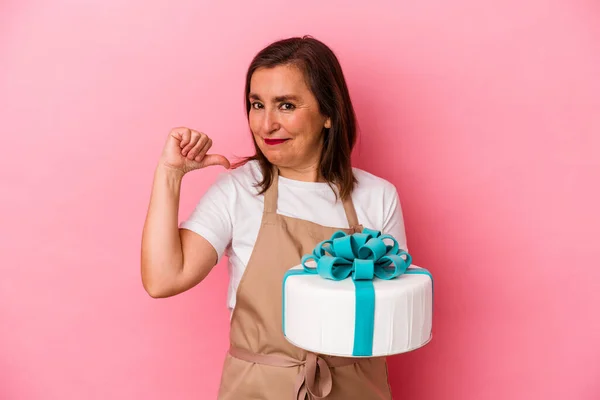 Mulher Chef Pastelaria Meia Idade Segurando Bolo Isolado Fundo Azul — Fotografia de Stock