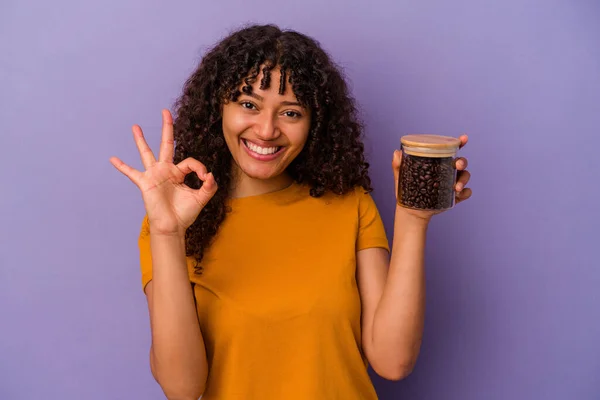 Jovem Mulher Raça Mista Segurando Uma Garrafa Grãos Café Isolado — Fotografia de Stock