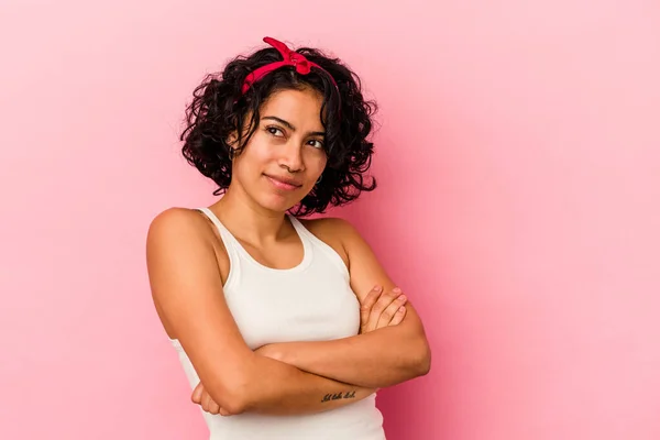 Jonge Krullende Latijn Vrouw Geïsoleerd Roze Achtergrond Dromen Van Het — Stockfoto