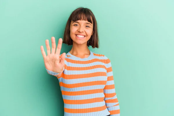 Giovane Donna Razza Mista Isolato Blu Sorridente Allegro Mostrando Numero — Foto Stock