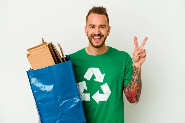 Ung Kaukasisk Tatuerad Man Återvunnen Kartong Isolerad Vit Bakgrund Glad — Stockfoto