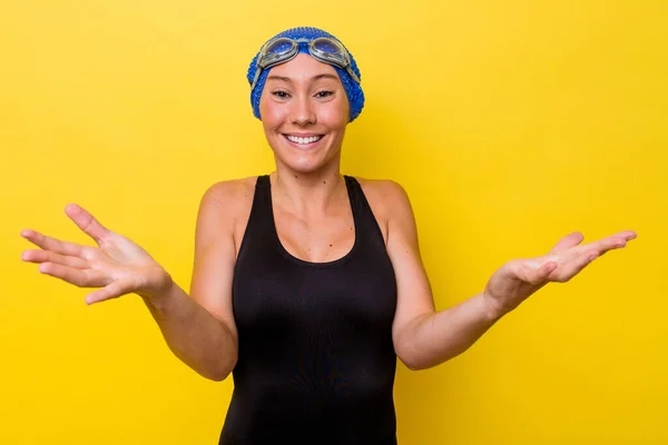 年轻的澳大利亚游泳女子 背景黄黄 表情令人欢迎 — 图库照片