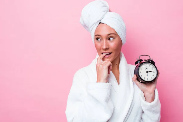 Joven Mujer Australiana Saliendo Ducha Tarde Aislado Sobre Fondo Rosa —  Fotos de Stock