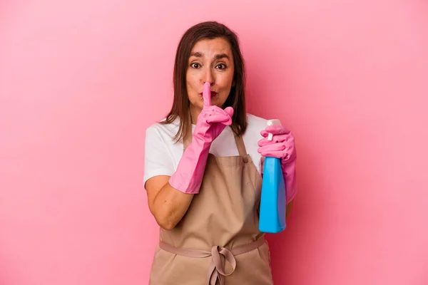 Middelbare Leeftijd Blanke Vrouw Schoonmaken Huis Geïsoleerd Roze Achtergrond Houden — Stockfoto