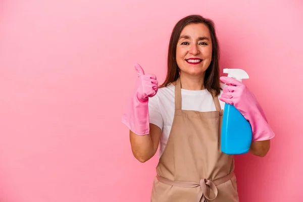 Biała Kobieta Średnim Wieku Sprzątanie Domu Odizolowany Różowym Tle Uśmiechając — Zdjęcie stockowe