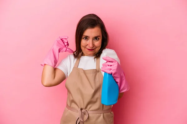 Biała Kobieta Średnim Wieku Sprzątanie Domu Różowym Tle Czuje Się — Zdjęcie stockowe
