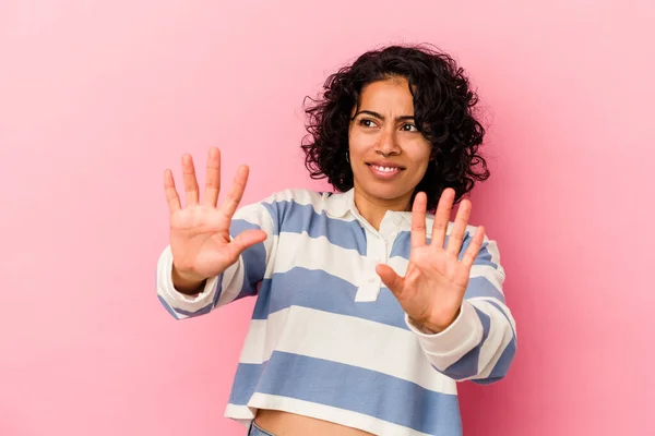 Junge Lockige Lateinamerikanische Frau Auf Rosa Hintergrund Die Jemanden Ablehnt — Stockfoto