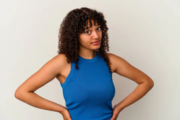 Jong Gemengd Ras Vrouw Geïsoleerd Witte Achtergrond Verward Voelt Twijfelachtig — Stockfoto