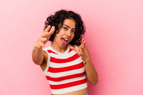 Jong Krullend Latijn Vrouw Geïsoleerd Roze Achtergrond Voelt Vertrouwen Het — Stockfoto