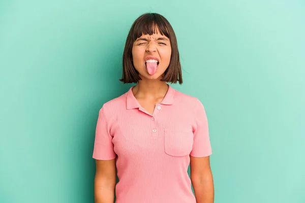 Joven Mujer Raza Mixta Aislado Azul Divertido Amigable Sobresaliendo Lengua — Foto de Stock