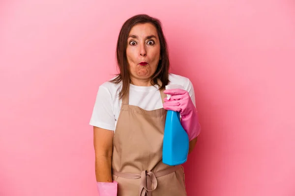 Middle Age Caucasian Woman Cleaning Home Isolated Pink Background Shrugs — Stock Photo, Image