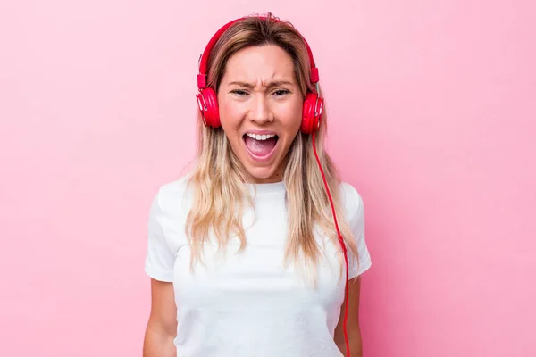Νεαρή Αυστραλή Που Ακούει Μουσική Απομονωμένη Ροζ Φόντο Ουρλιάζοντας Πολύ — Φωτογραφία Αρχείου