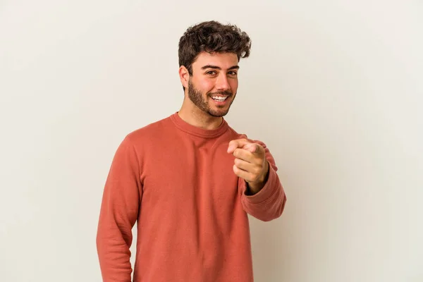 Jonge Blanke Man Geïsoleerd Witte Achtergrond Vrolijke Glimlachen Wijzen Naar — Stockfoto