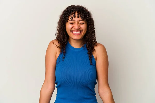Jong Gemengd Ras Vrouw Geïsoleerd Witte Achtergrond Lacht Sluit Ogen — Stockfoto