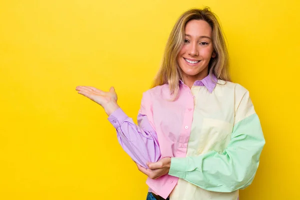 Jonge Australische Vrouw Geïsoleerd Toont Een Kopieerruimte Een Palm Houdt — Stockfoto
