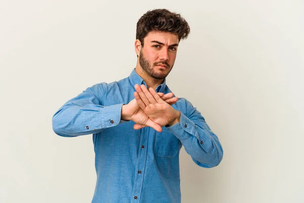 Joven Hombre Caucásico Aislado Sobre Fondo Blanco Haciendo Gesto Negación —  Fotos de Stock